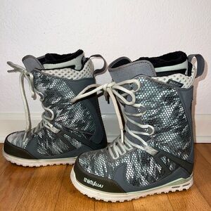 ThirtyTwo Women’s snowboard boots LIKE NEW sage green blue 7.5